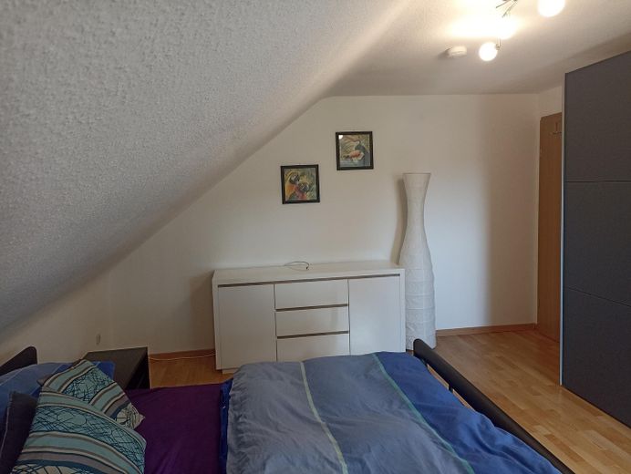 Ruhige 3-Zimmer DG-Wohnung – Schlafzimmer