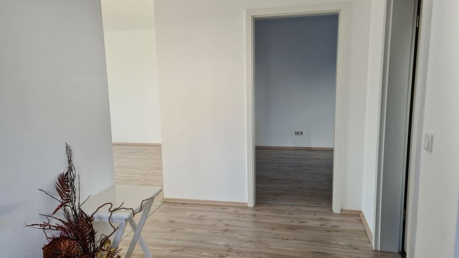 Schöne Wohnung, 2 Zimmer, Küche, Bad, Stellplatz – Flur