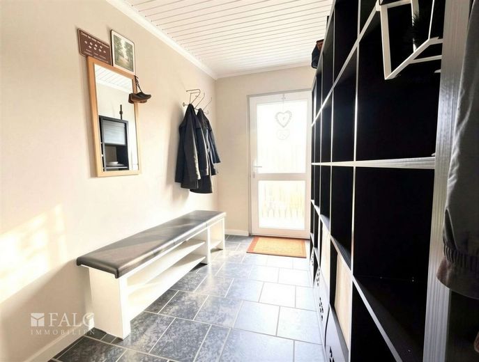 Familienfreundliches Einfamilienhaus mit großem Garten, Garage und vielseitigem Hobbybereich – Flur