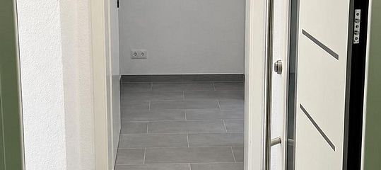 Recién renovado apartamento de 2 habitaciones en planta baja, cerca del centro, junto a la circunvalación del casco antiguo