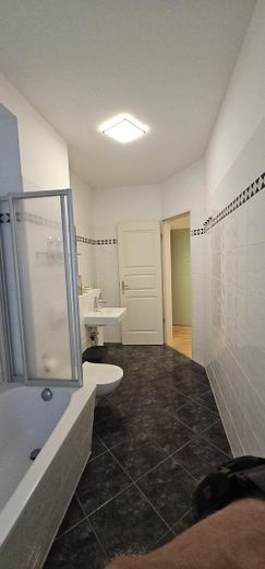 Wohnen am Zionskirchplatz – sanierter Altbau in einer der schönsten Lagen Berlins – Bad Fesnter zu Tür