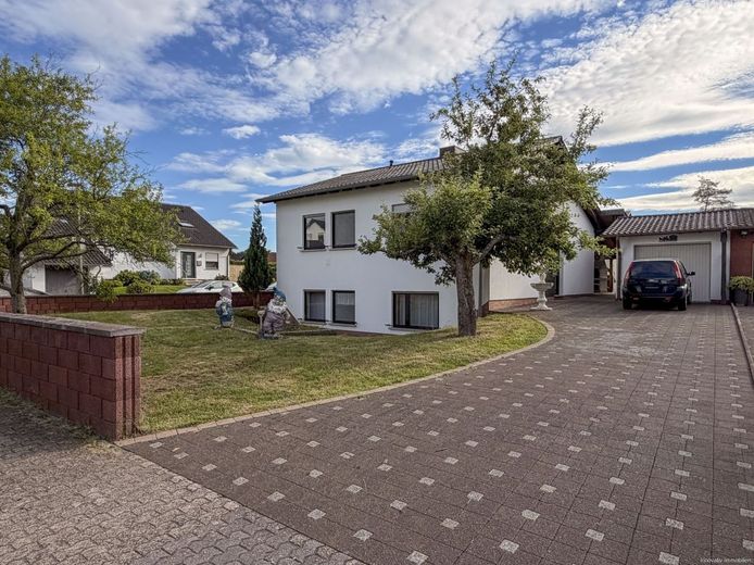 Gemütliches Einfamilienhaus in kleiner Nebenstraße von Dorf im Warndt – Seitenansicht