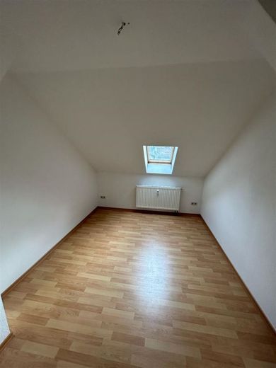 Großzügige DG 2-Zimmer mit Laminat, EBK, Balkon und Wannenbad! – photo-2023-10-05-16-18-29~02