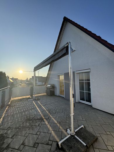 3-Zimmer-Dachgeschosswohnung mit Balkon + EBK in Maisach, Nutzfläche 151 qm, 5 Fußminuten zur S3 – Süd-Ost-Balkon