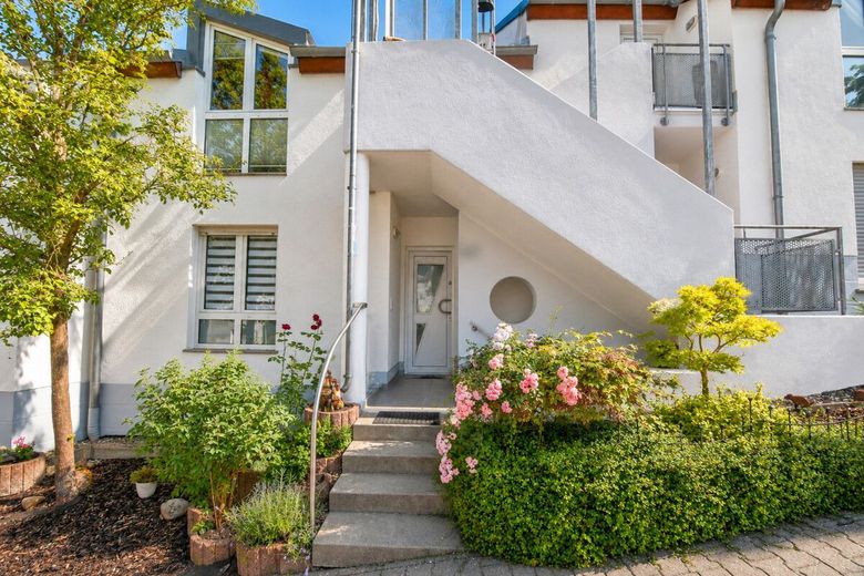 Süße Maisonette, eigener Eingang, mit Gärtchen und 2 Stellplätzen – Ansicht mit eigenem Eingang