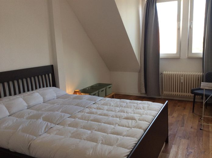 Piso ático de 2 habitaciones reformado con terraza privada en la azotea – disponible para ocupar – Schlafzimmer