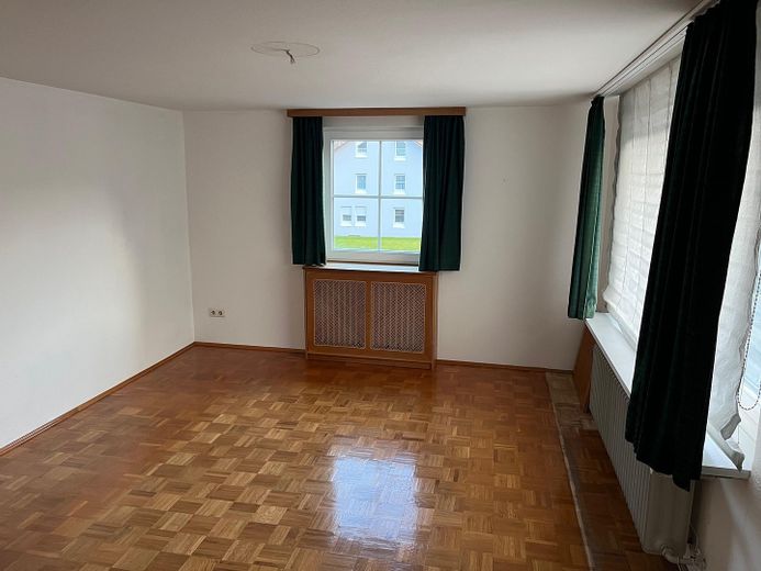 CASA PLURIFAMILIARE VERSATILE CON POSSIBILITÀ COMMERCIALE E POTENZIALE DI AMPLIAMENTO – Wohnen 1 OG