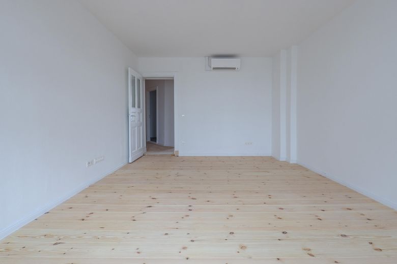 Kernsanierte Altbauwohnung mit Balkon am Schäfersee – Wohnzimmer