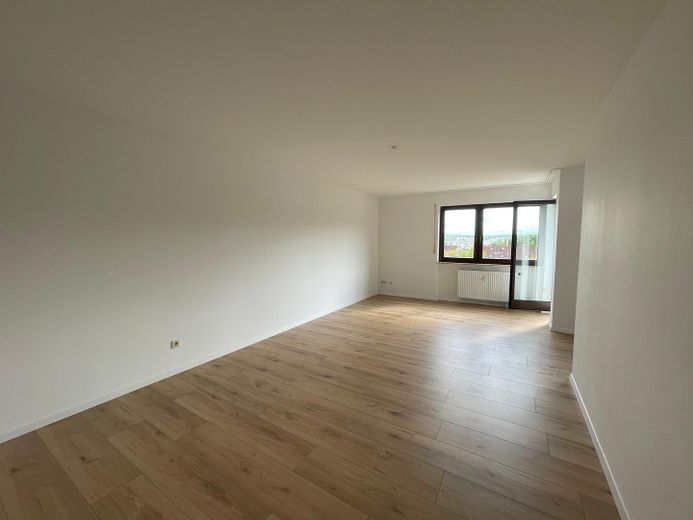 Renovierte 2-Zimmer-Wohnung mit modernem Bad, Balkon, Blick ins Grüne & Aufzug - provisionsfrei – Wohnzimmer