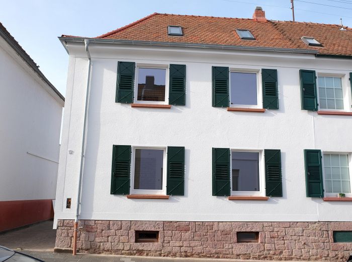 Dreieichenhain Doppelhaushälfte kernsaniert mit WP & Baugenehmigung für zweites Haus – Außenansicht vorne