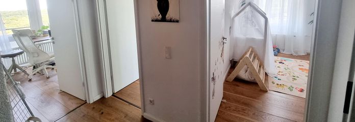 Flur mit Blick auf 3 Zimmer