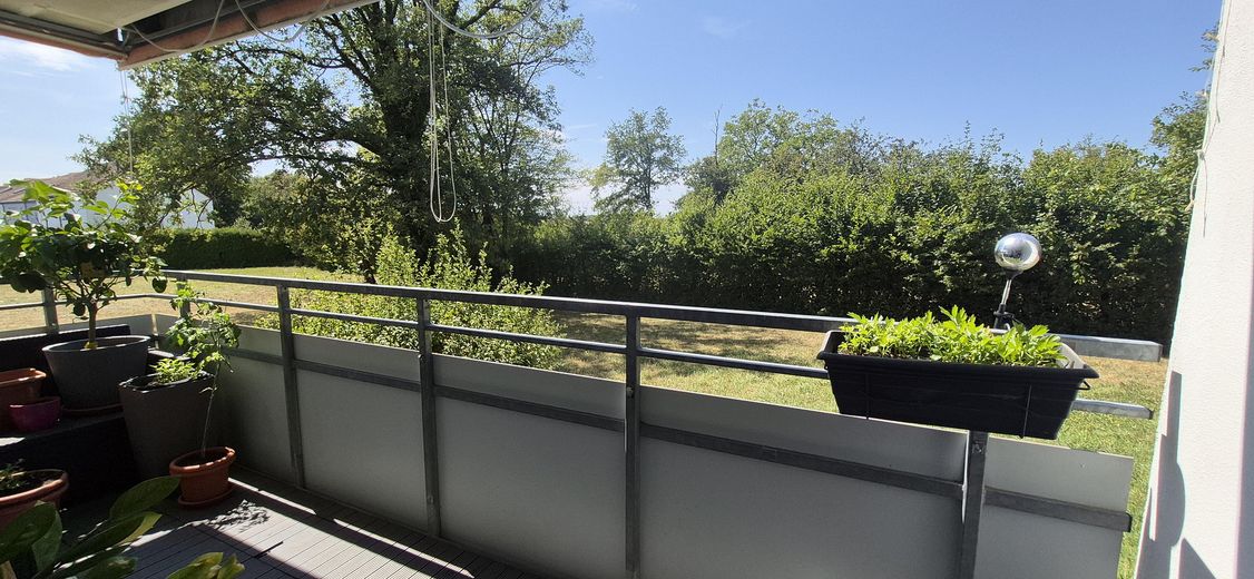 Appartement moderne de 4,5 pièces, 105 m², de plain-pied avec 2 balcons dans un cadre calme en lisière de forêt à Mühlacker – Balkon