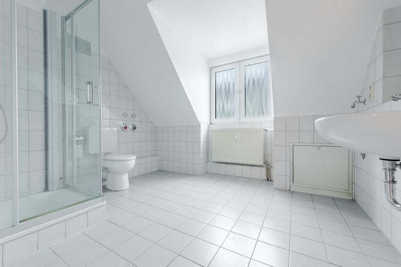 Loft-Feeling auf zwei Ebenen: Maisonette mit Galerie und Balkon mitten in Bensheim – Badezimmer