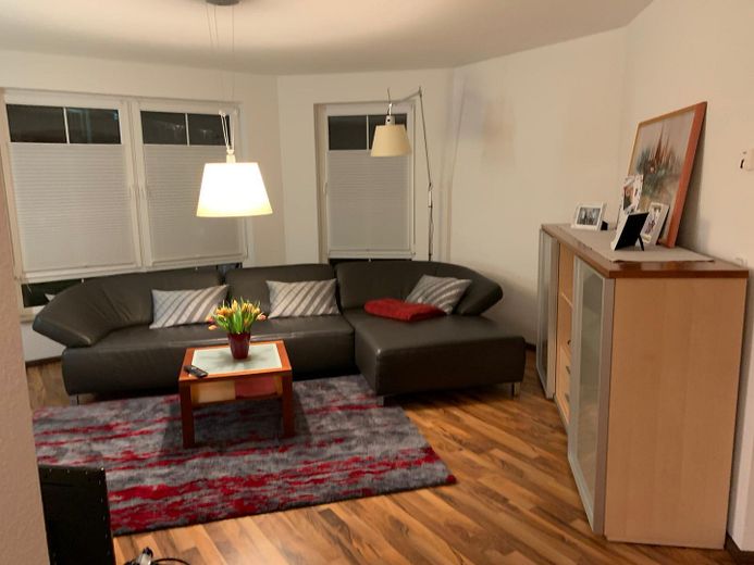 Helle 3-Zimmer-Wohnung im 1. OG mit Balkon – 84 m², Fußbodenheizung, Stellplatz – Wohnzimmer