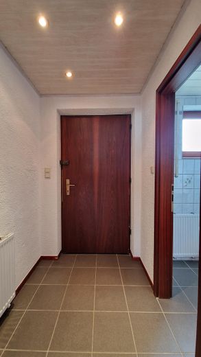 Casa a schiera di testa con camino e moderno impianto di riscaldamento ibrido a gas a Berlino-Rudow – Eingangsbereich/Flur