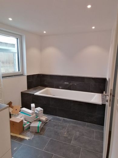 4-Zi.-Wohnung mit Terrasse und Garten in Kliniknähe – Badewanne