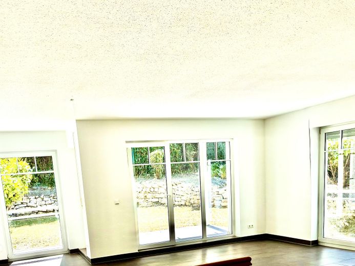Neu renovierte EG-Wohnung mit Garten, Terrasse und Stellplatz in Neu-Anspach – Wohn-/Essbereich mit Blick zur