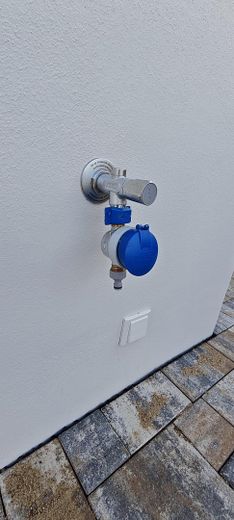 2026’da ilk kez oturuma hazır: Magdeburg’un güneyinde ikiz evin yarısı – bahçe, şömine, ısı pompası, 150 m², A+ – Gartenwasserhahn mit Wasseruhr