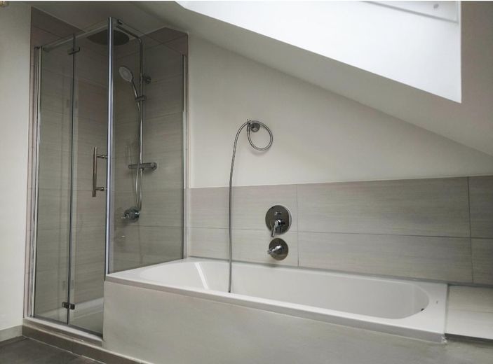 Direct beschikbaar, volledig gerenoveerd 3-kamerappartement op de bovenste verdieping met tuin, garage, 2 parkeerplaatsen & PV-installatie – Foto 15