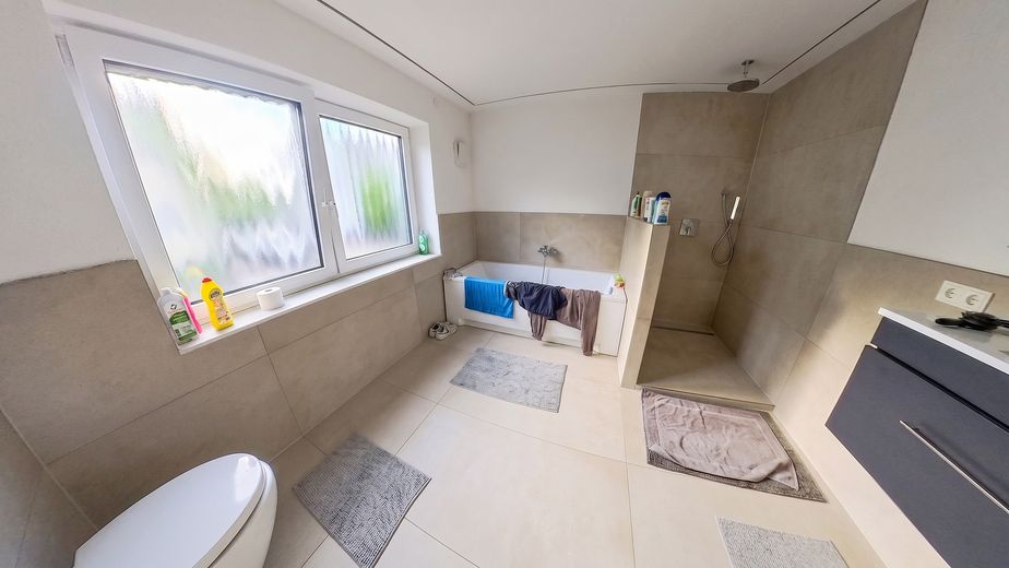 Modernisiertes Familienhaus mit Pool, Sauna, Flächenkühlung/Heizung, Smart Home & PV-Anlage – Bad