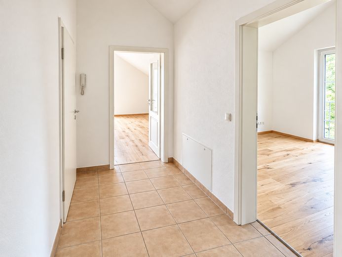 Schöne DG-Wohnung mit Einbauküche im Herzen Haar's – Flur in Richtung Wohnzimmer