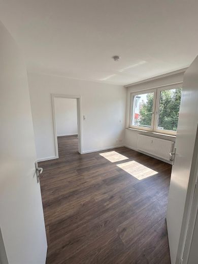 Volledig gerenoveerd 4-kamerappartement met balkon & lift – Foto 3