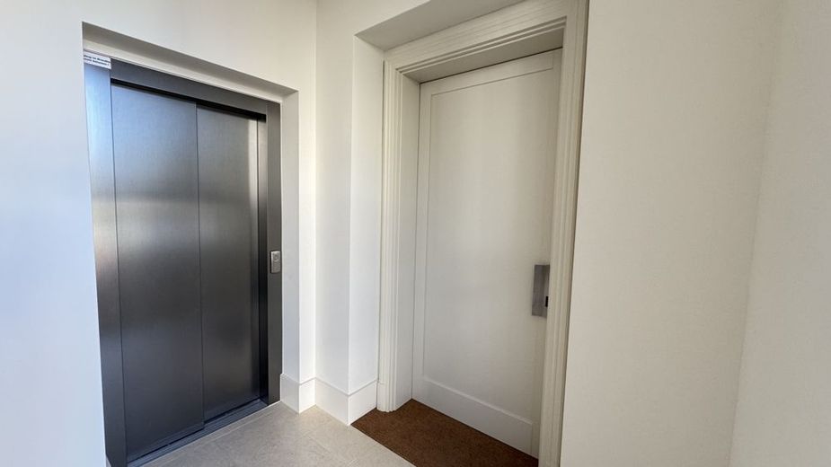 Moderne Obergeschosswohnung mit 2 Balkonen, Tiefgarage und Aufzug im Stadtgartenviertel Hagen – Wohnungseingangstür
