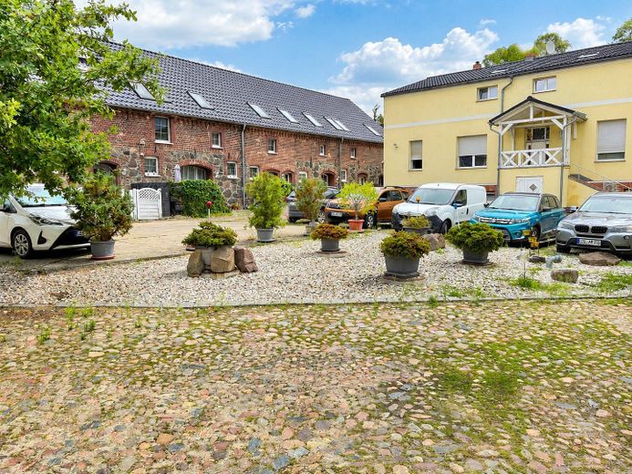 Drei-Zimmer-Dachgeschosswohnung auf Vierseitenhof 30 Minuten von Tesla Gigafactory – Innenhof