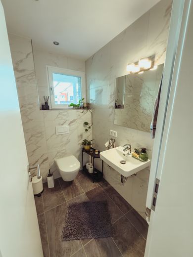 Traumhafte Doppelhaushälfte | Garten | Wallbox | klimatisiertes Dachstudio | 133 m2 | Köhlerberg – Gäste WC