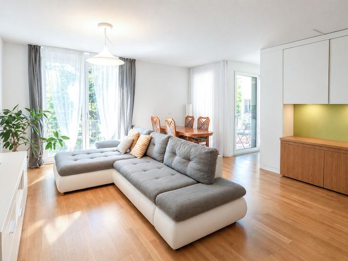 Comfortabel, gemeubeld appartement met parkeerplaats op een centrale locatie in Konstanz – Wohnzimmer mit Esstisch