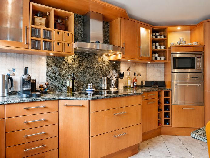 VON PRIVAT: Besondere Stadtvilla mit Wintergarten nahe der Europäischen Schule in BV-Dortelweil – Kochen mit Stil