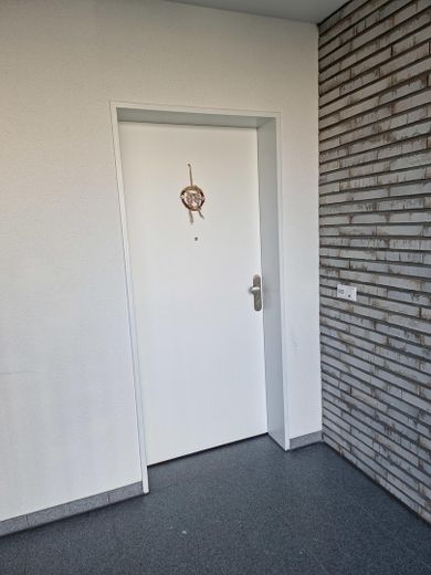Neuwertige, hochwertige 2-Zimmer-Wohnung mit EBK & TG-Stellplatz in Ffm-Riedberg – Treppenhaus