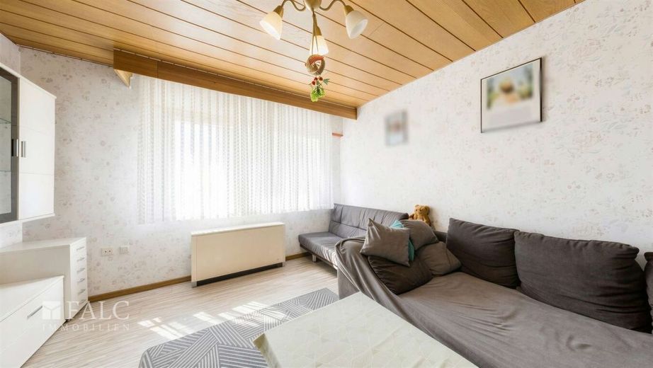 Zweifamilienhaus mit Sanierungspotential in Östringen – Wohnzimmer