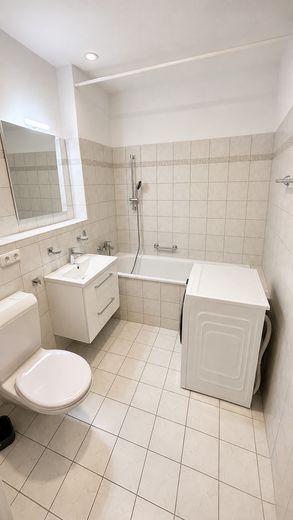 Frisch saniert: 1-Zi-Apartment mit Südbalkon & neuer EBK in Konstanz-Königsbau – Badezimmer