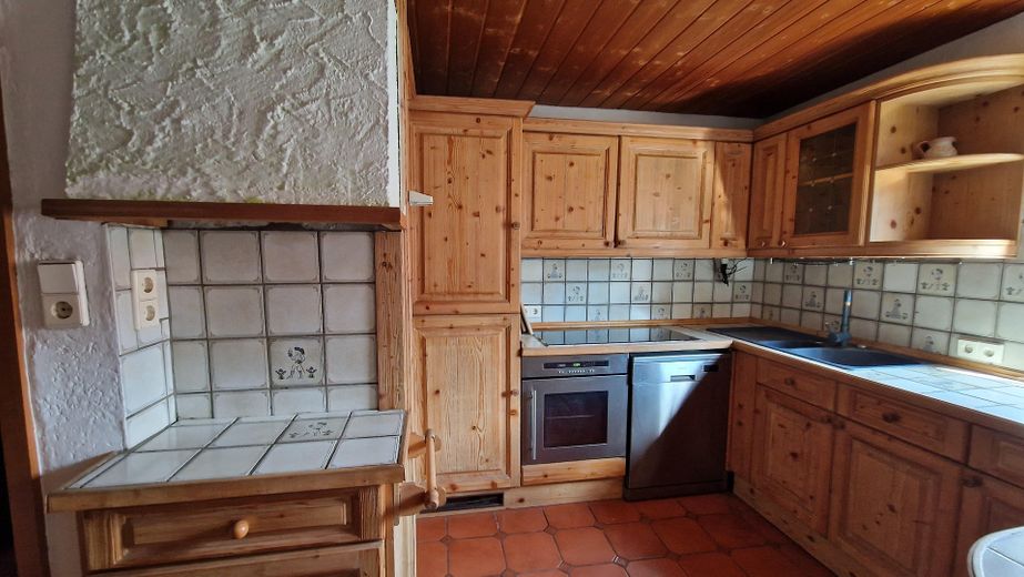 Attraktives Grundstück mit Altbestand und Bergblick – Sanierung oder Neubau möglich – Wohnung EG 