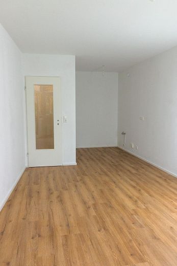2-Zimmer-Wohnung in Schluchsee, kernsaniert, mit Hallenbad – Wohnzimmer und Küchennische