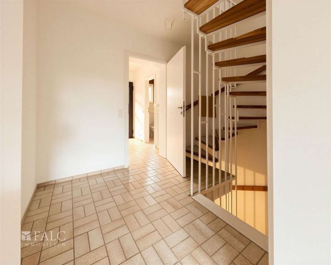 Einziehen und wohlfühlen - Reihenmittelhaus mit idealer Raumaufteilung – Treppenhaus
