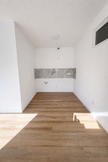 Elektrik ve ısıtma giderleri dâhil, açık planlı ankastre mutfaklı, modern şekilde yenilenmiş 2 odalı daire – Küche