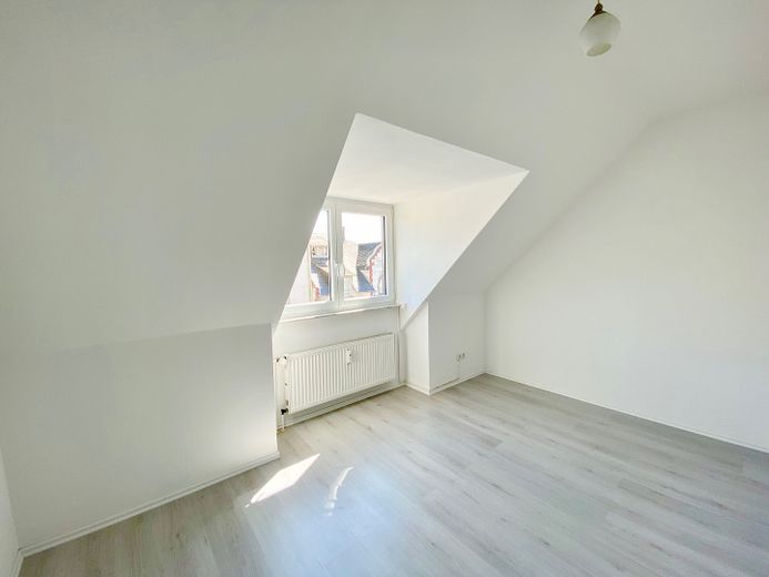 4-Zi.-Maisonette inkl. Garage in Frankfurt – Top-Rendite (5,5 %) oder Eigenbedarf möglich! – Zimmer 1