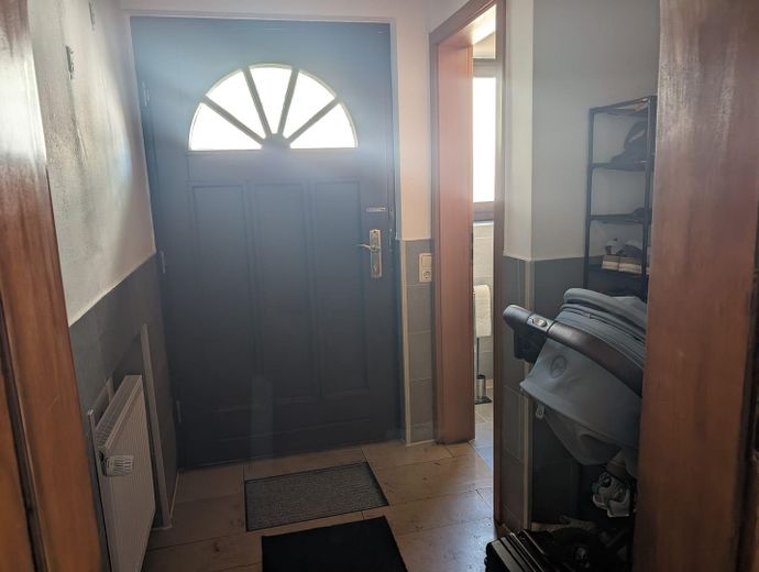 Gepflegte 6 Zimmer 152 qm DDH mit Garage und Garten in 91088 Bubenreuth – Hauseingang
