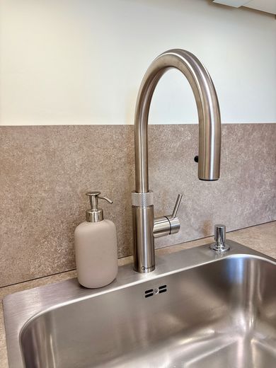 Großzügige 4-Zimmer-Wohnung mit sonniger Terrasse in bester Lage von Ingelheim – Küche Detail Quooker
