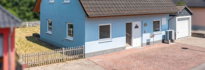 Casa residenziale giovane ed efficiente dal punto di vista energetico su un terreno di facile manutenzione in una tranquilla strada senza uscita