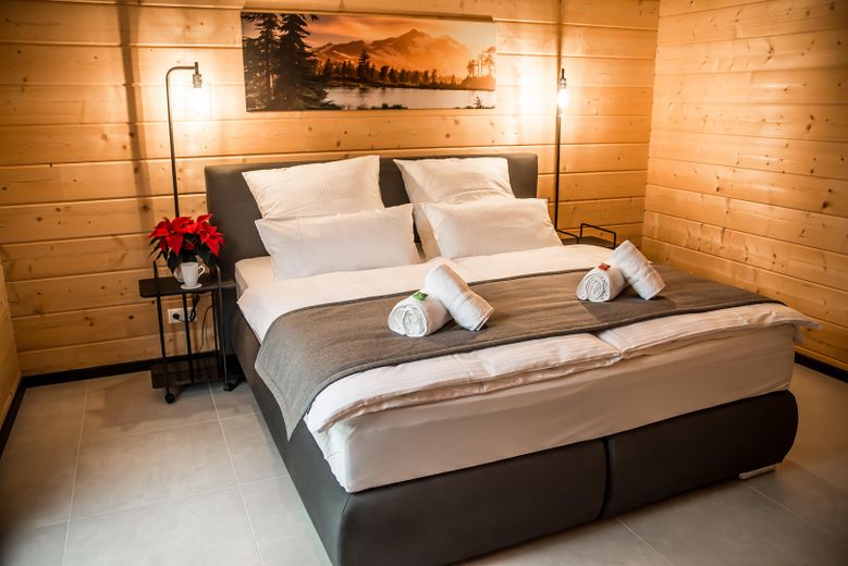 Möbliertes Holzhaus mit 2 Wohnungen, Garten, Balkon, inkl. Küchen - Windschläg 970.000€ zzgl. MwSt. – Schlafzimmer OG