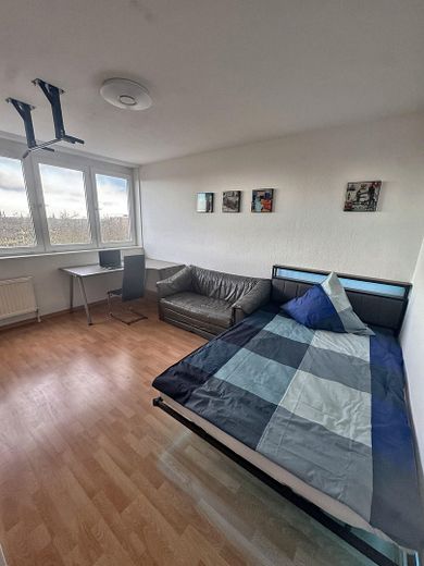 Yeni yenilenmiş 3 odalı kat mülkiyetli daire, 75 m², 7. kat, balkonlu, tamamen mobilyalı, 145.950 € – Schlafzimmer groß