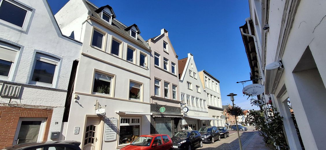 Glückstadt Zentrum Wohn u. Geschäftshaus provisionsfrei – Vorderansicht m. Marktplatz