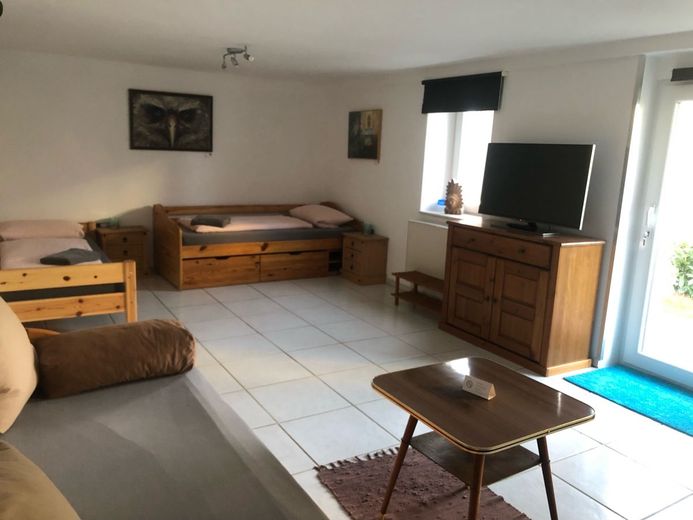 Möblierte Unterkunft Wohnung in Ilshofen Monteurunterkunft – Wohn-Schlafzimmer