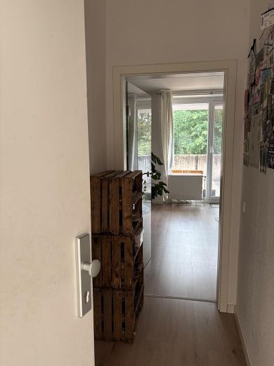 Helle 1-Zimmer-Wohnung mit großem Balkon, Einbauküche & Stellplatz in zentraler Lage – Flur