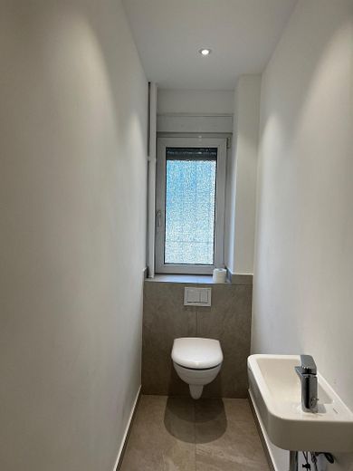 3 Zimmer Wohnung mit Einbauküche, saniertem Badezimmer und sep. WC – WC 
