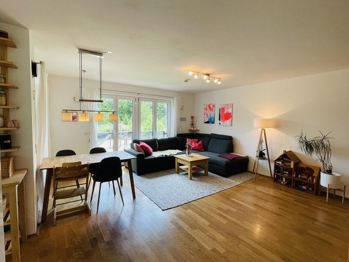 München-Aubing: Neuwertige familienfreundliche 4-Zimmer-Wohnung mit Blick ins Grüne / S-Bahn-Nähe – Wohnen / Essen