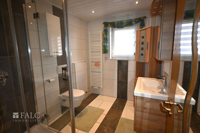 Großzügiges wohnen für die ganze Familie !! – Badezimmer mit Dusche